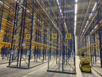 Hochregalreihe - Lagerhalle mit Hochregalanlage