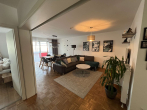 Wohnzimmer/Essbereich - Großzügige 3 Zimmer Familienwohnung mit Balkon, Kinderarztpraxis im Haus