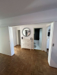 Blick vom WZ in Flur - Großzügige 3 Zimmer Familienwohnung mit Balkon, Kinderarztpraxis im Haus